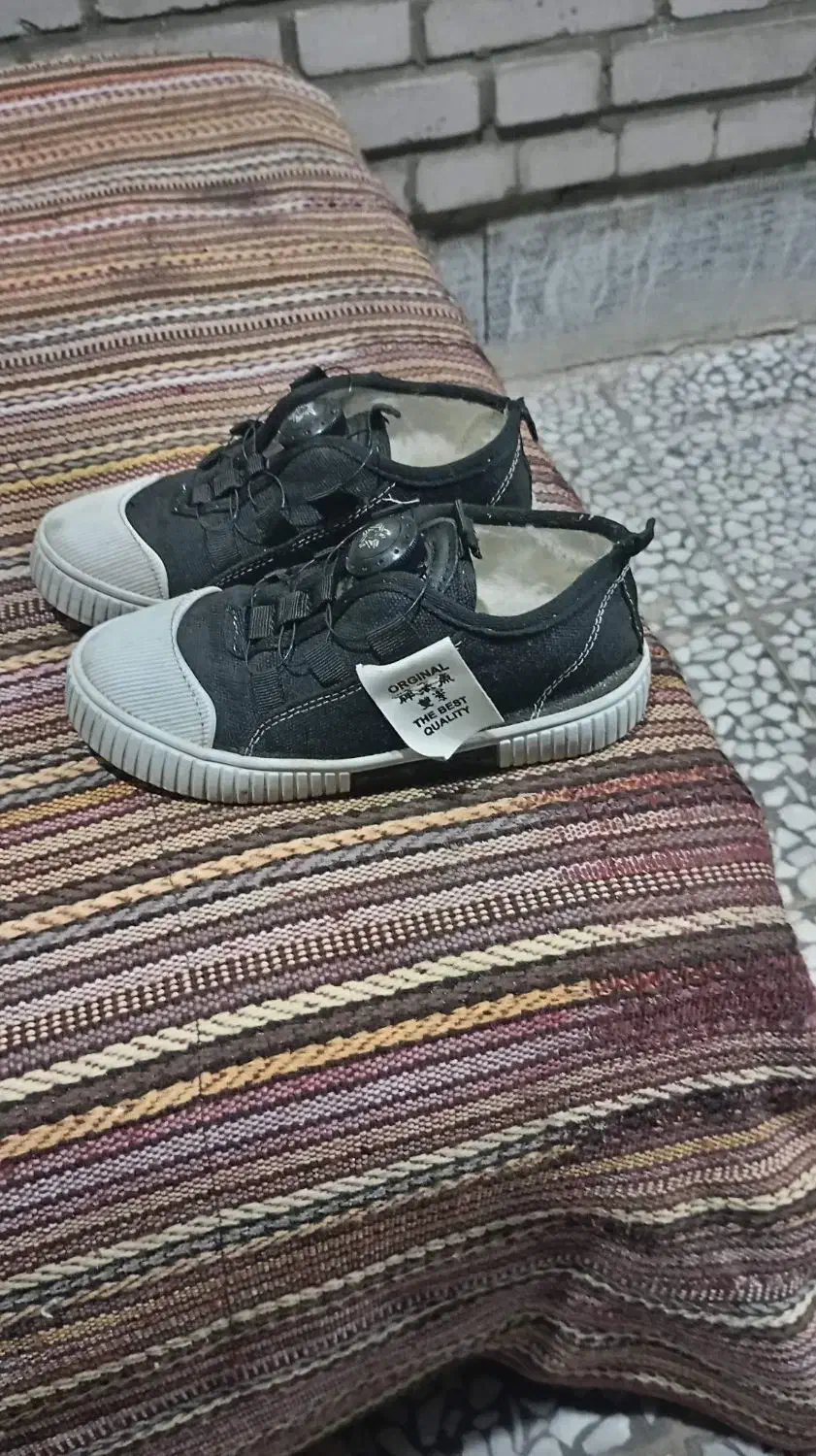 کفش بچهگونه|کفش و لباس بچه|سنگر, |دیوار