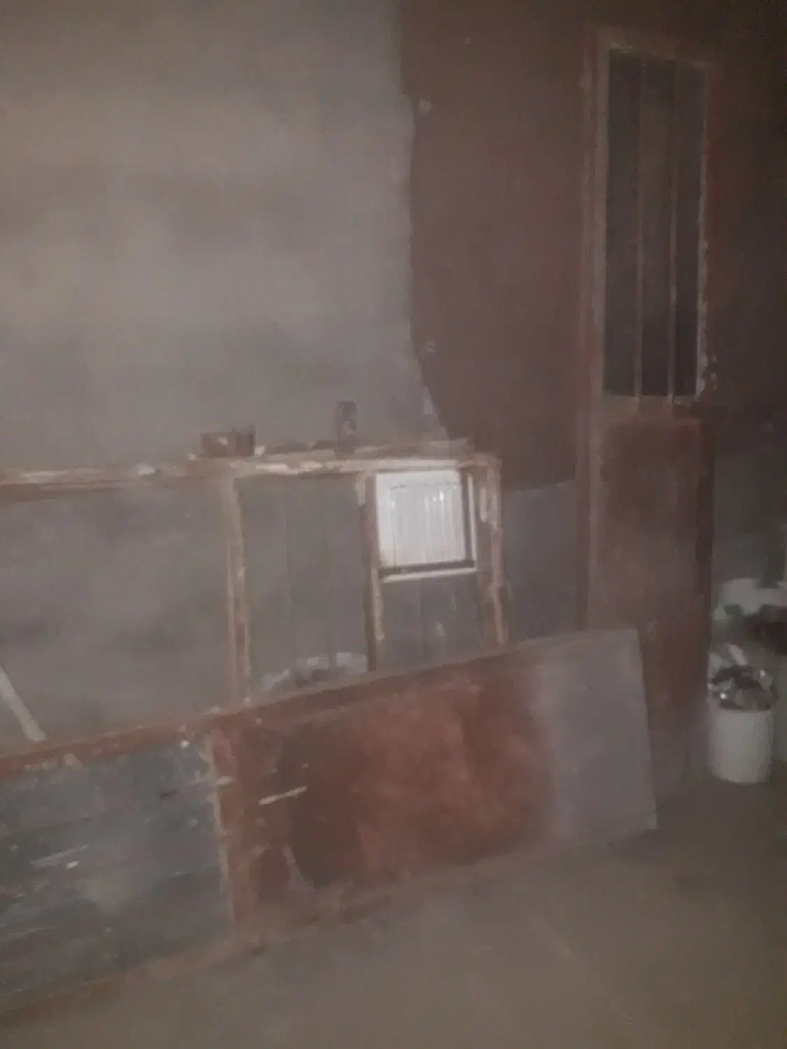 در اتاق خواب.پنجره.در آهنی.|مصالح و تجهیزات ساختمان|زابل, |دیوار