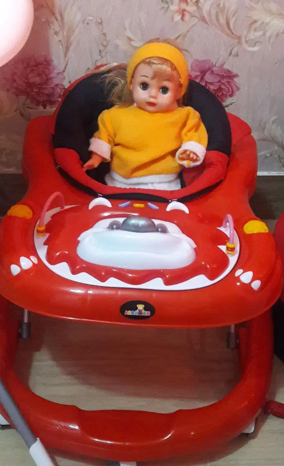 روروک و صندلی غذا و آغوشی قرمز|اسباب و اثاث بچه|شیراز, شهرک استقلال|دیوار