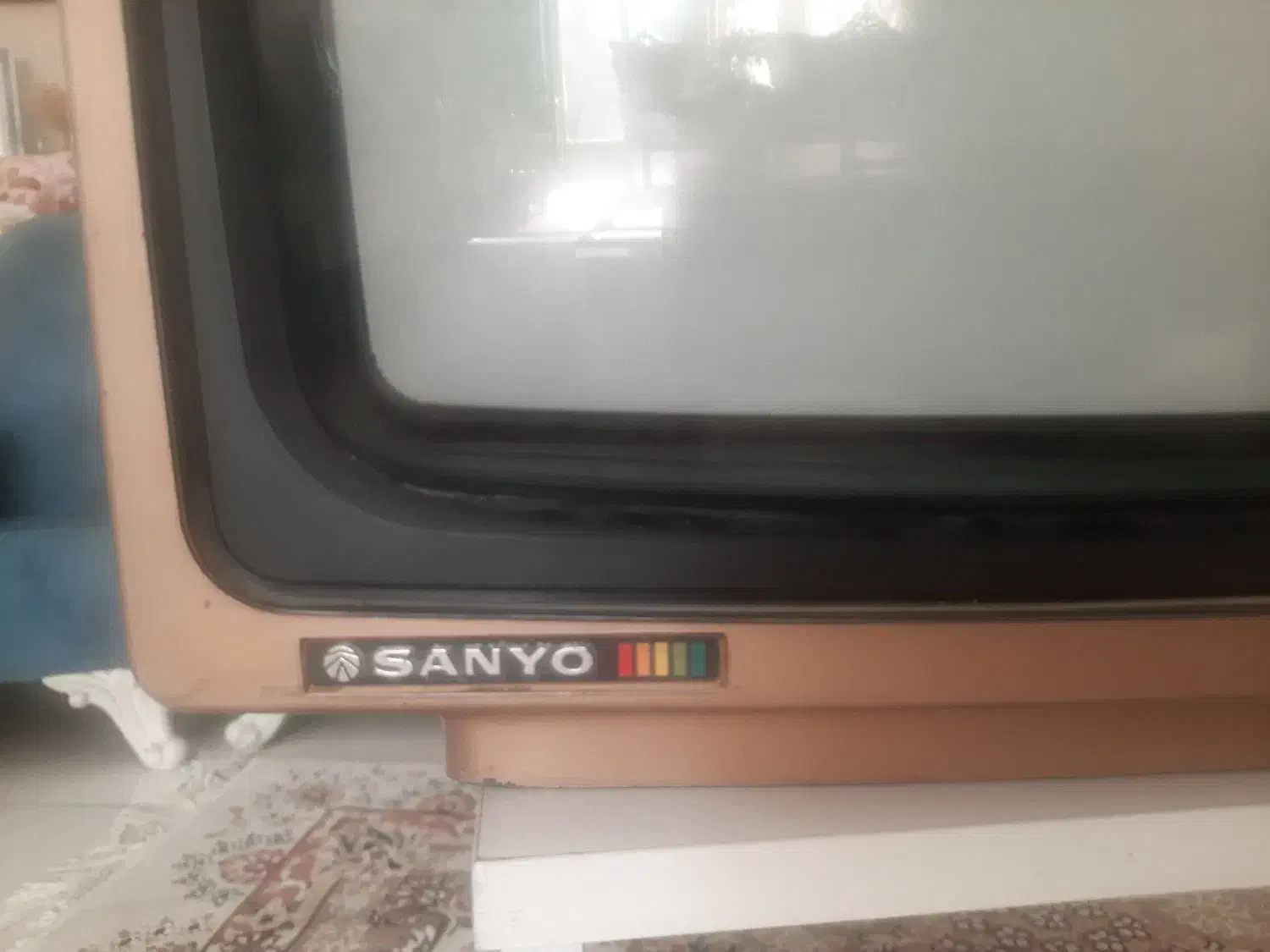 تلوزیون رنگی عتیقه ۱۴اینچ وصندوق چوبی عتیقه|تلویزیون و پروژکتور|اصفهان, خلیل آباد|دیوار