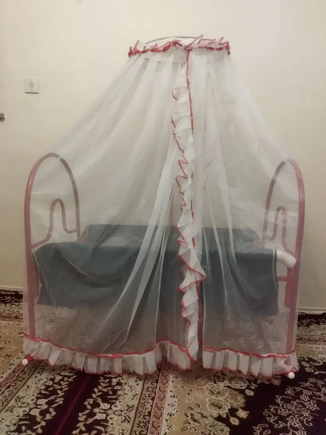 تخت نوزادی کنار مادر و روروئک|اسباب و اثاث بچه|تبریز, |دیوار