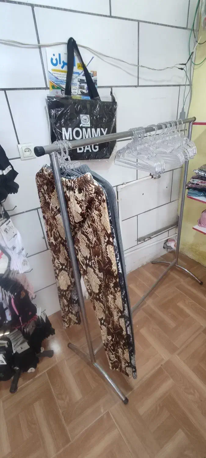 تعدادی مانکن ،،رگال لباس ،،ویترین کیف و ویترین شال|فروشگاه و مغازه|میانه, |دیوار
