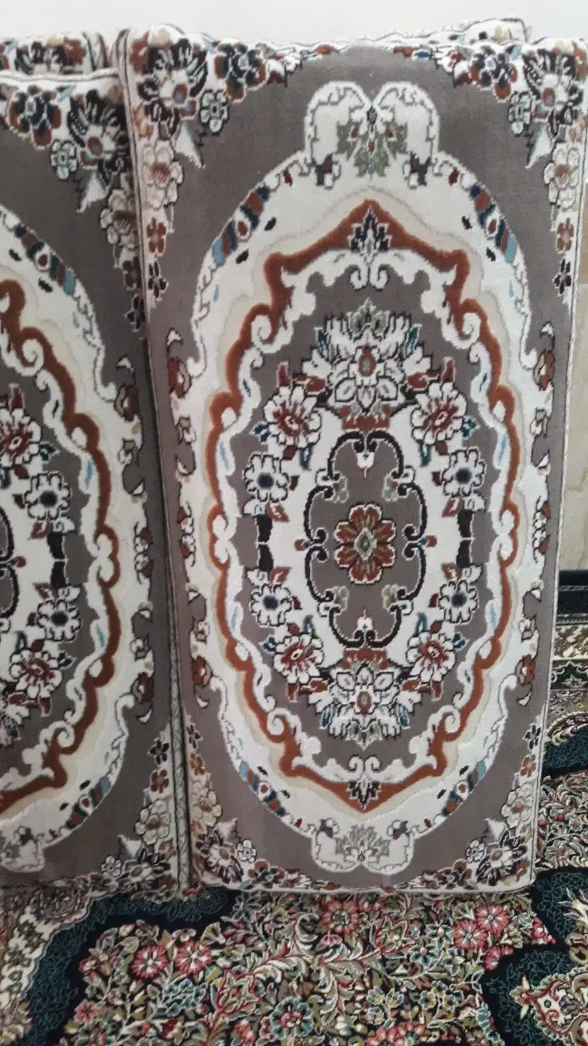 تابلو فرش نو ،دو جفت پشتی گردویی رنگ|تابلو فرش|سبزوار, باهنر|دیوار