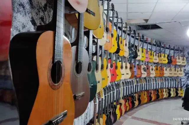 گیتار رایگان و هدیه به علاقمندان|گیتار، بیس، امپلیفایر|اراک, |دیوار