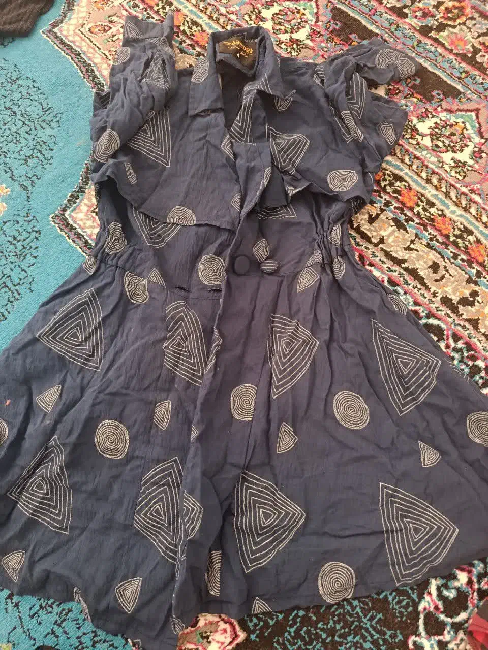 مقداری لباس|لباس|تفت, |دیوار