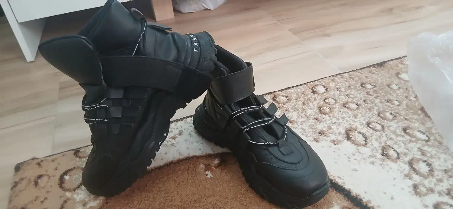 کفش|کیف، کفش، کمربند|تربت جام, شهید غلام زاده|دیوار