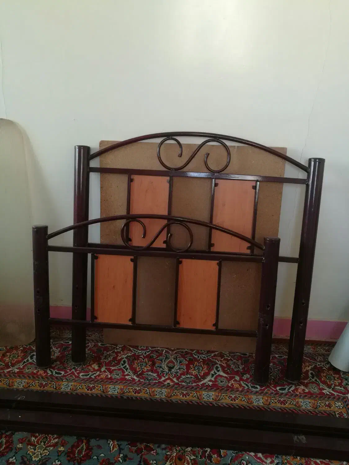 تخت خواب و میز قدیمی و کمد|تخت و سرویس خواب|شیراز, نیستان|دیوار