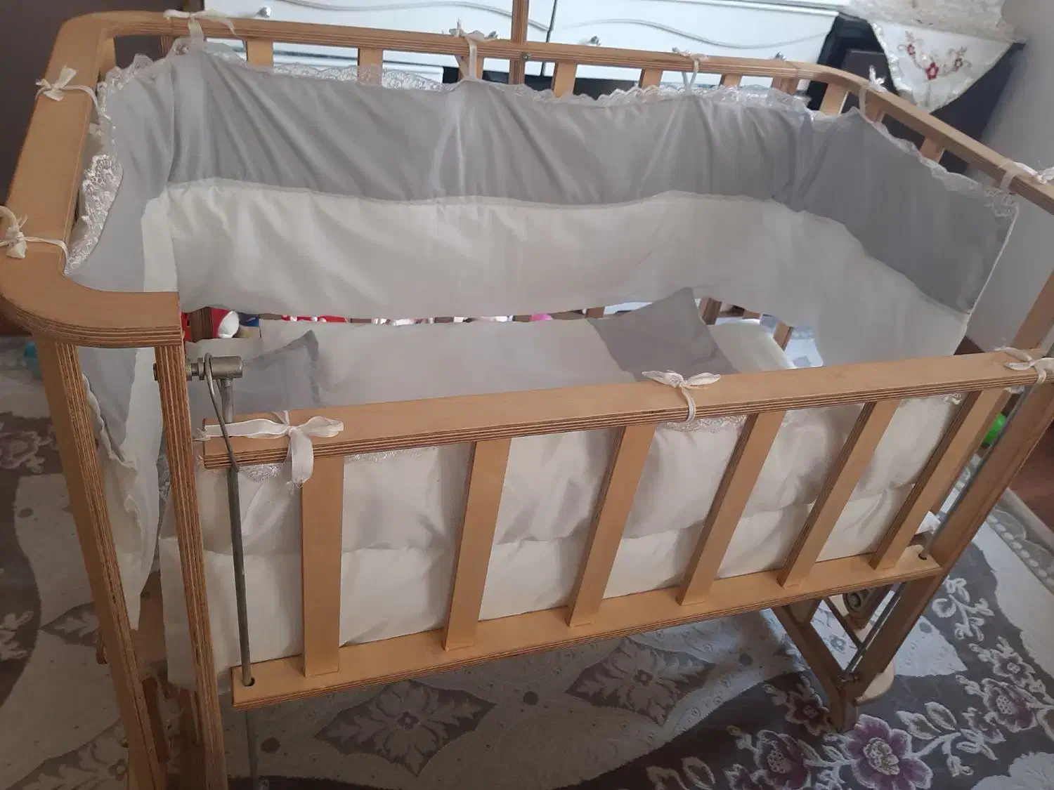 تخت نوزاد کنار مادر|تخت و صندلی بچه|محمدیه-قزوین, |دیوار