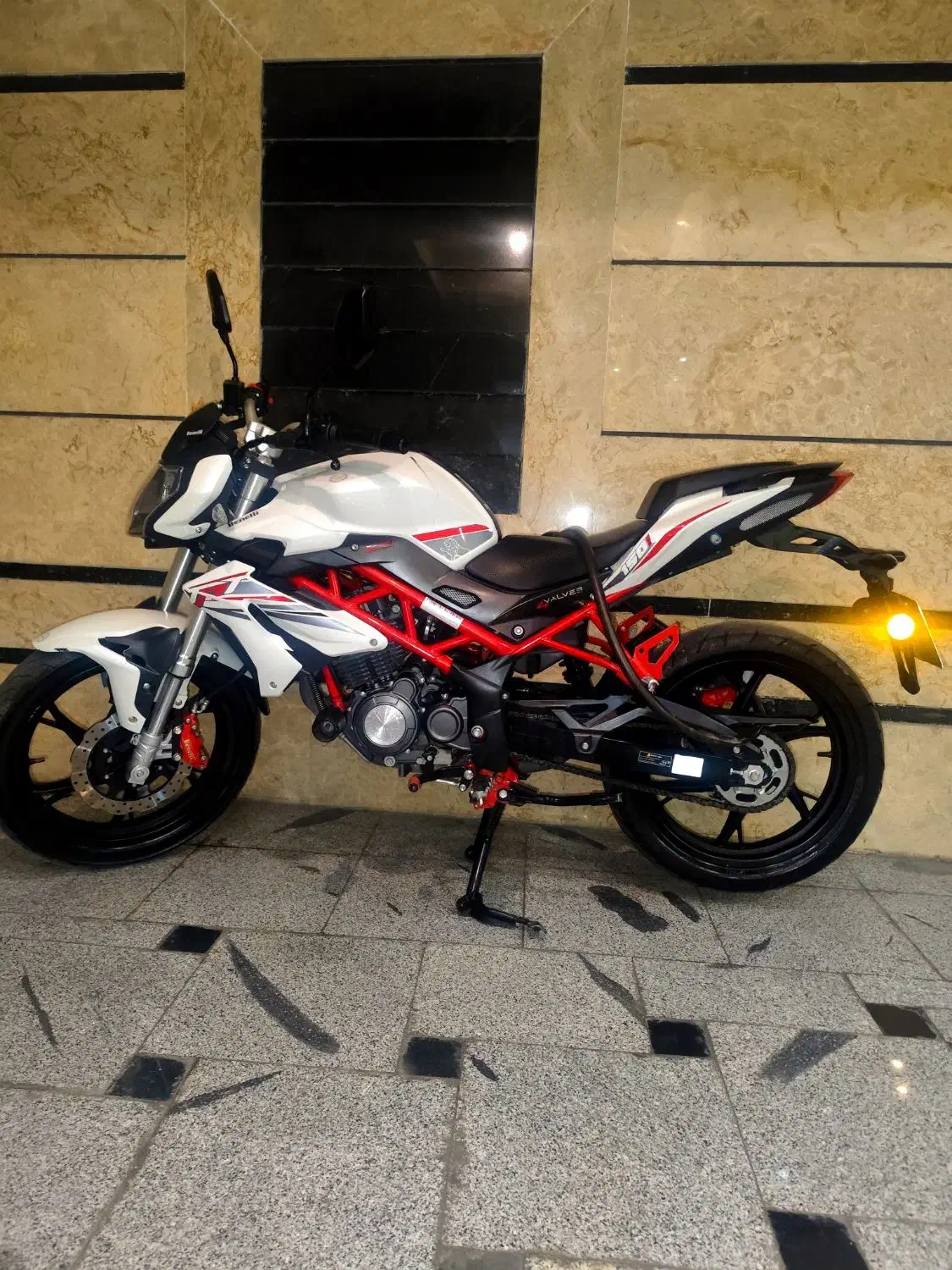 بنلی ۱۵۰نیوفیس|موتورسیکلت|گلوگاه, |دیوار