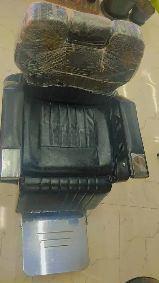 صندلی vip و آیینه نئونی آرایشگاه|آرایشگاه و سالن‌های زیبایی|صدرا-فارس, فاز ۱|دیوار