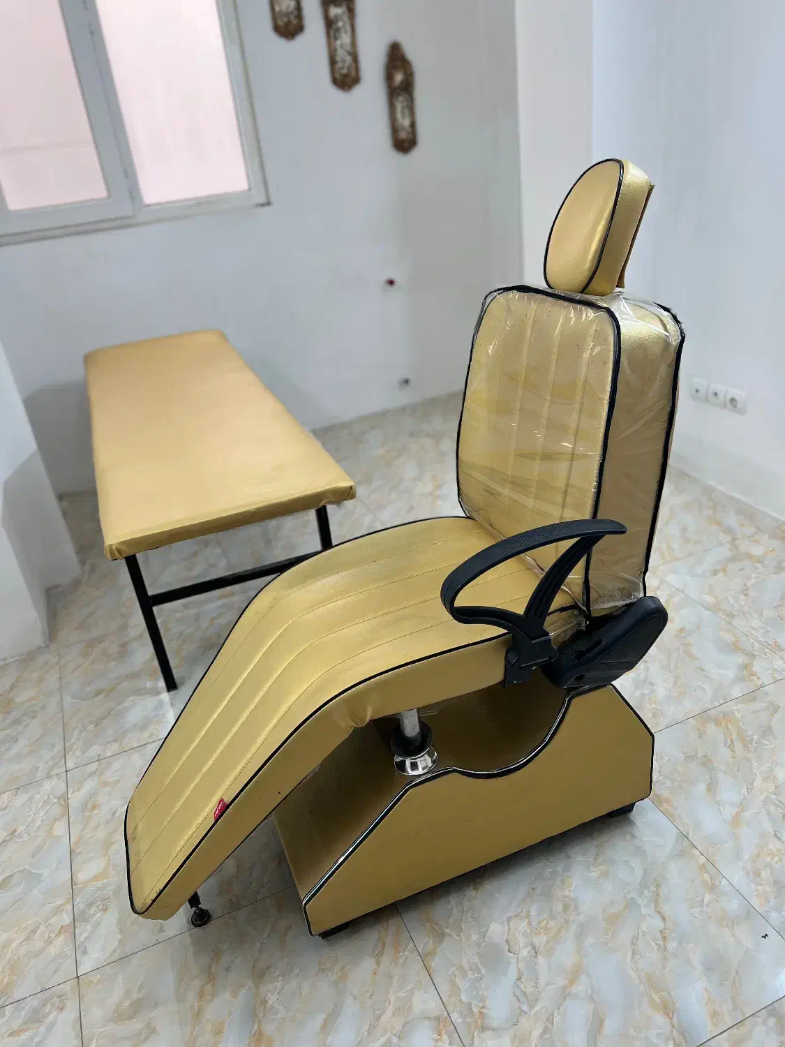 فروش تخت وصندلی اصلاح طرح برقی|آرایشگاه و سالنهای زیبایی|بجنورد, |دیوار