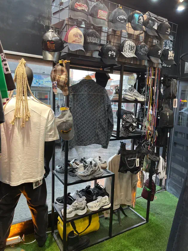 اسنتد ویترین اهنی با مانکن|فروشگاه و مغازه|رشت, دیلمان|دیوار