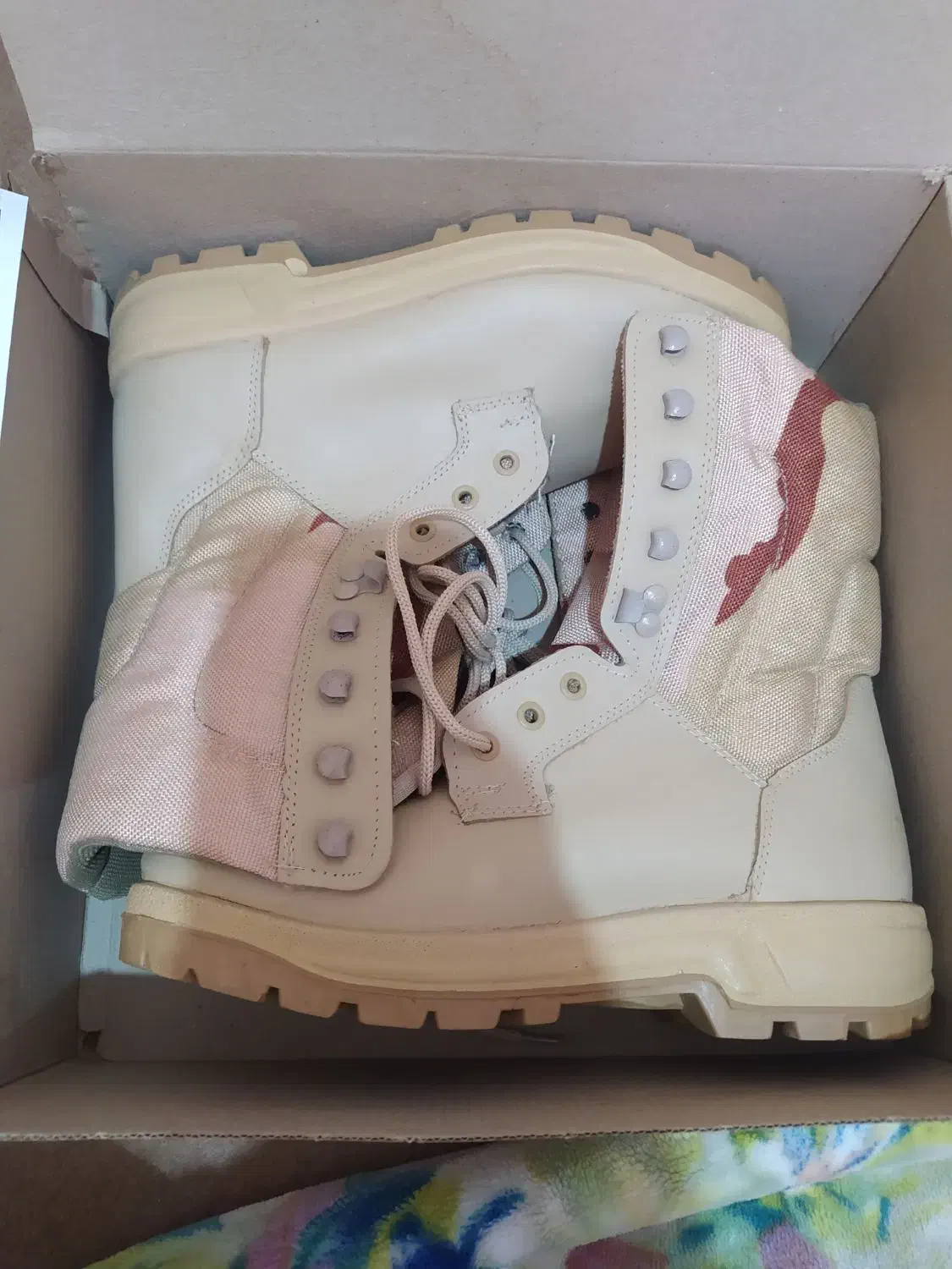 پوتین .کفش|کیف، کفش، کمربند|سراوان, |دیوار