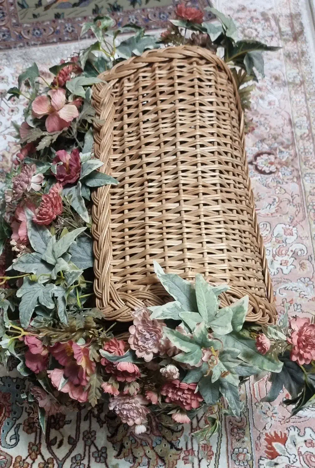 سبد حصیری با تزئین گل مصنوعی|گل مصنوعی|اصفهان, جلفا|دیوار