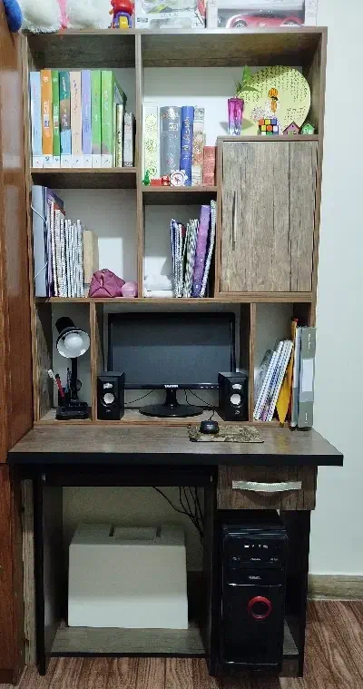 میز و کتابخونه بسیار تمیز بدون ذره ای خرابی|کتابخانه، شلف، قفسه‌های دیواری|پاکدشت, پاکدشت (مامازند)|دیوار