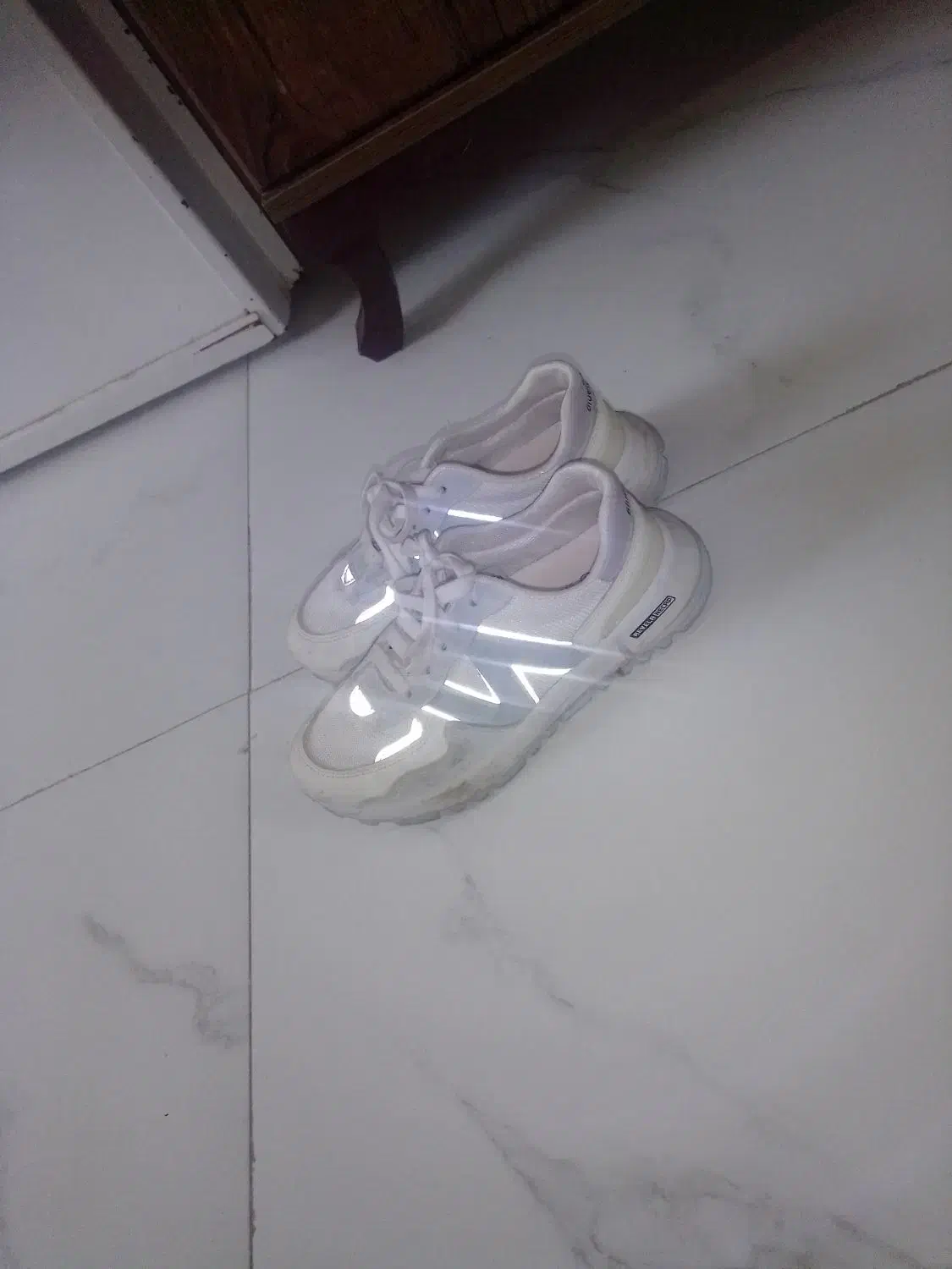 کفش|کیف، کفش، کمربند|چهارباغ, |دیوار