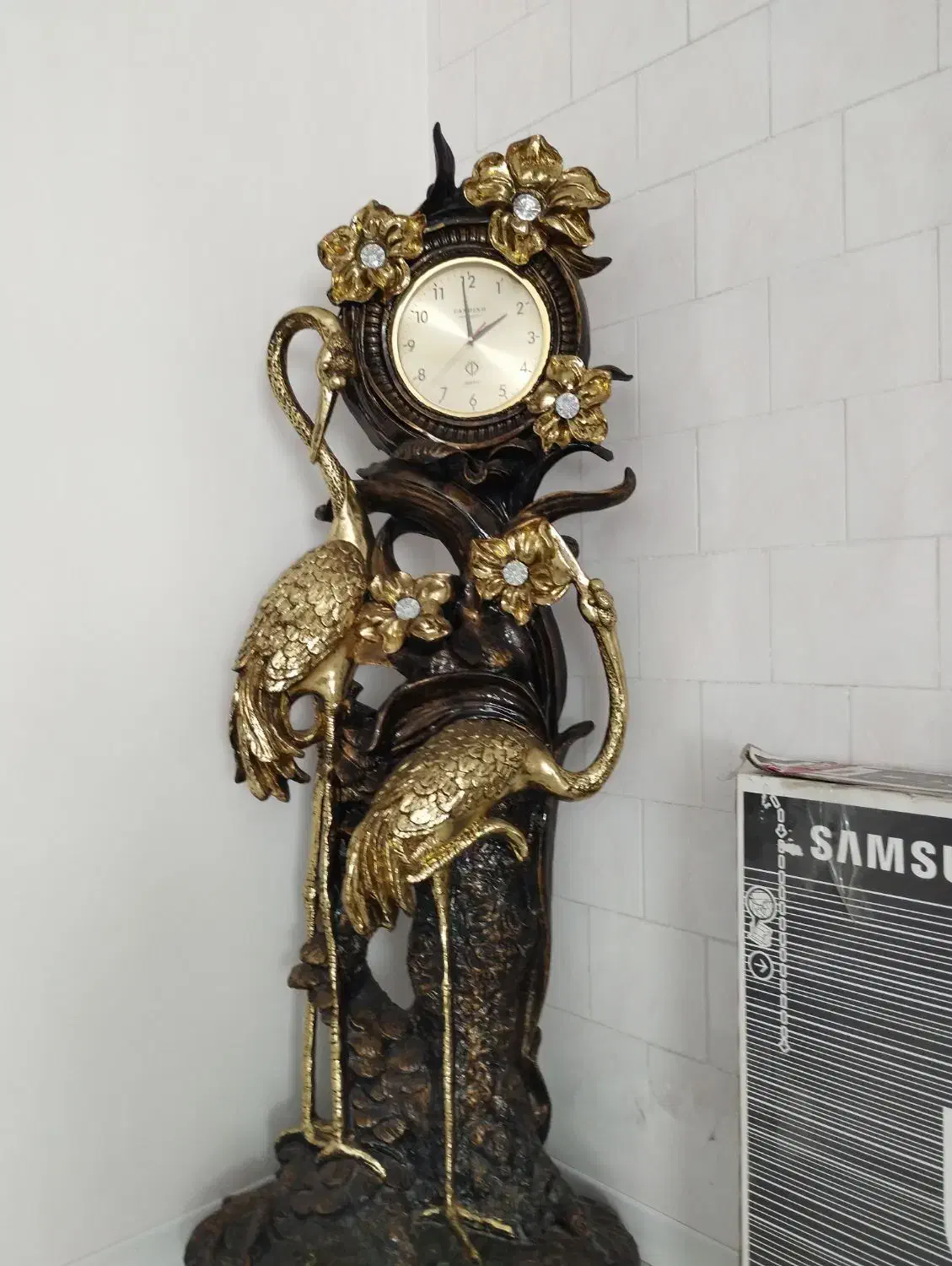 ساعت و زیر تلویزیون و تعدادی وسایل دیگر|مبلمان خانگی و میز عسلی|خرم‌آباد, |دیوار