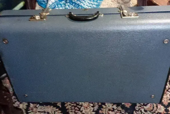 چمدان انگلیسی قدیمی مربوط به جنگ جهانی  اول|کلکسیون اشیاء عتیقه|همدان, |دیوار