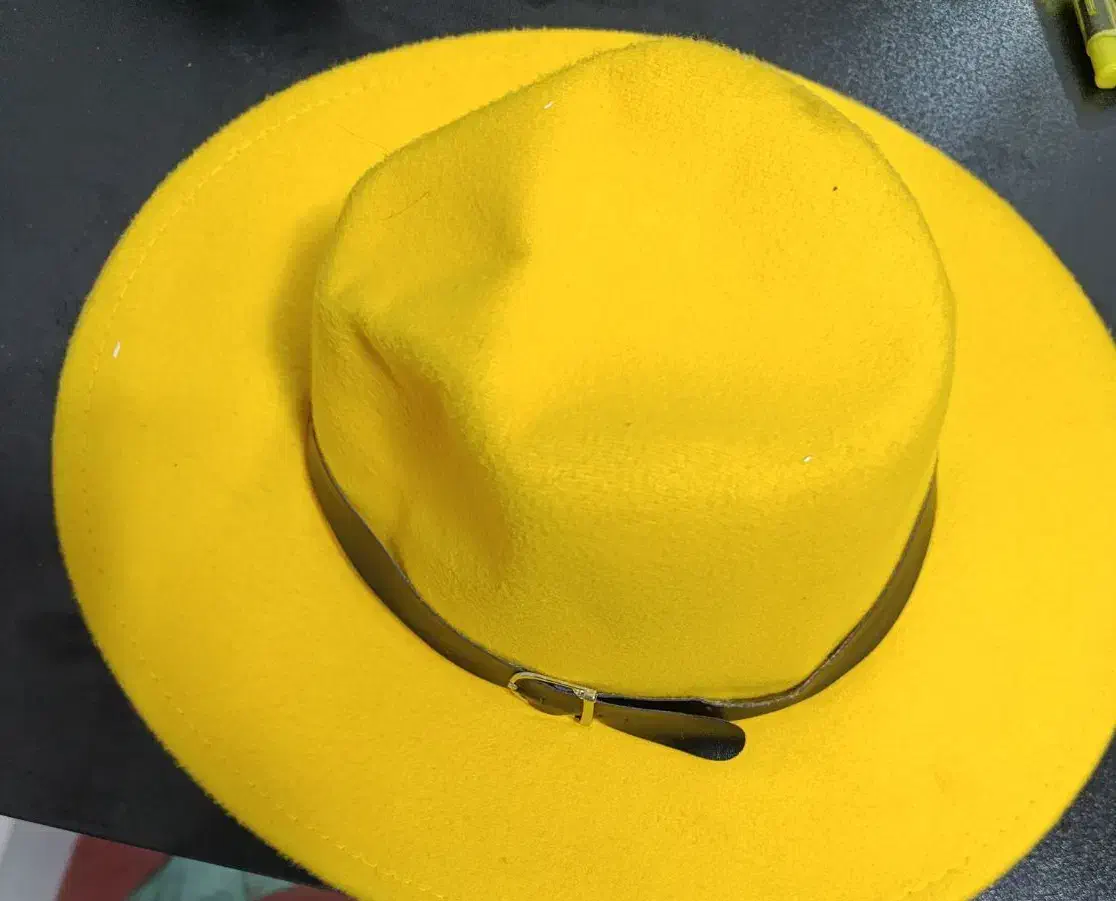 کلاه لبه دار زرد|لباس|قرچک, مجتمع مسکونی طبیعت|دیوار