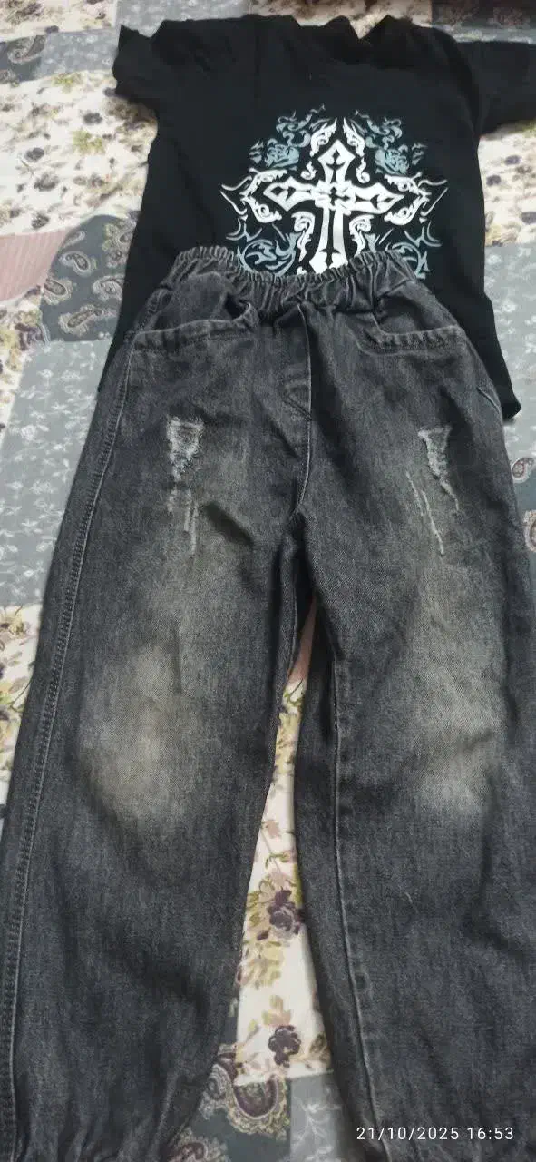 تعدادی لباس بچه گانهنو و در حد نو مناسب 5 و 6 سال|کفش و لباس بچه|صحنه, |دیوار