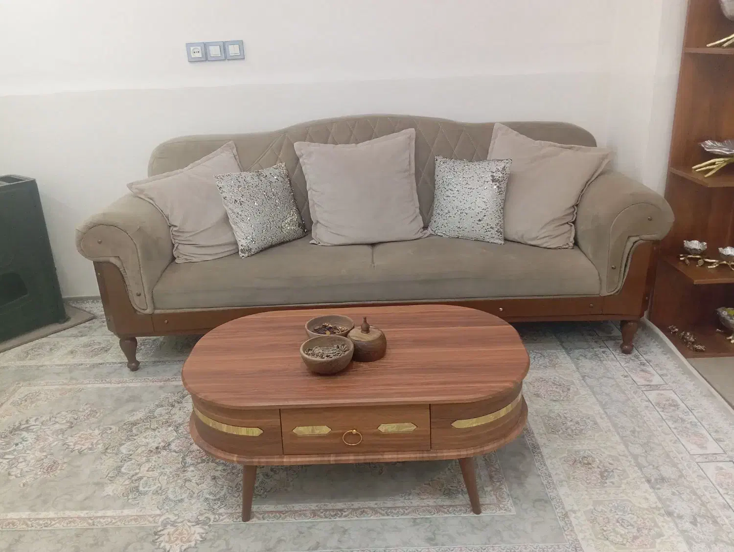 یه مبل سه نفره به همراه جلو مبلی|مبلمان خانگی و میز عسلی|گلستان (تهران), |دیوار