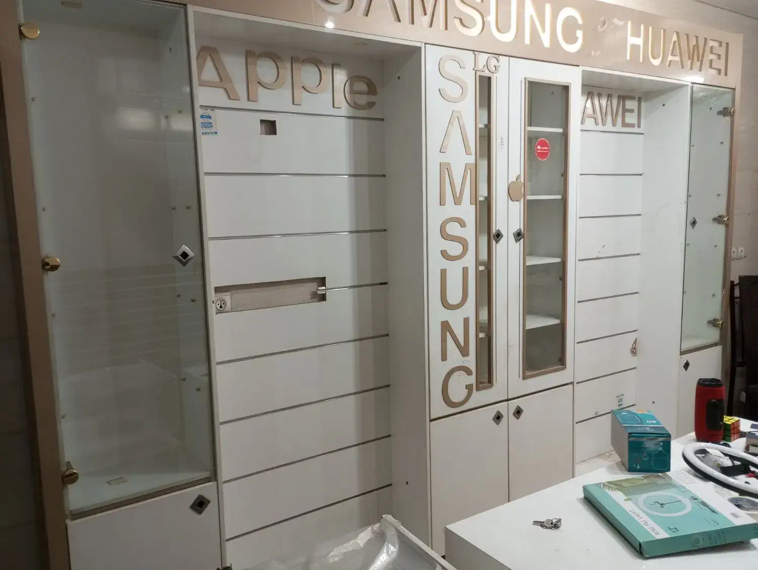 ویترین و اجناس مغازه موبایلی گارد وگلس پیشخوان|لوازم جانبی موبایل و تبلت|شاهین‌شهر, گزبرخوار|دیوار