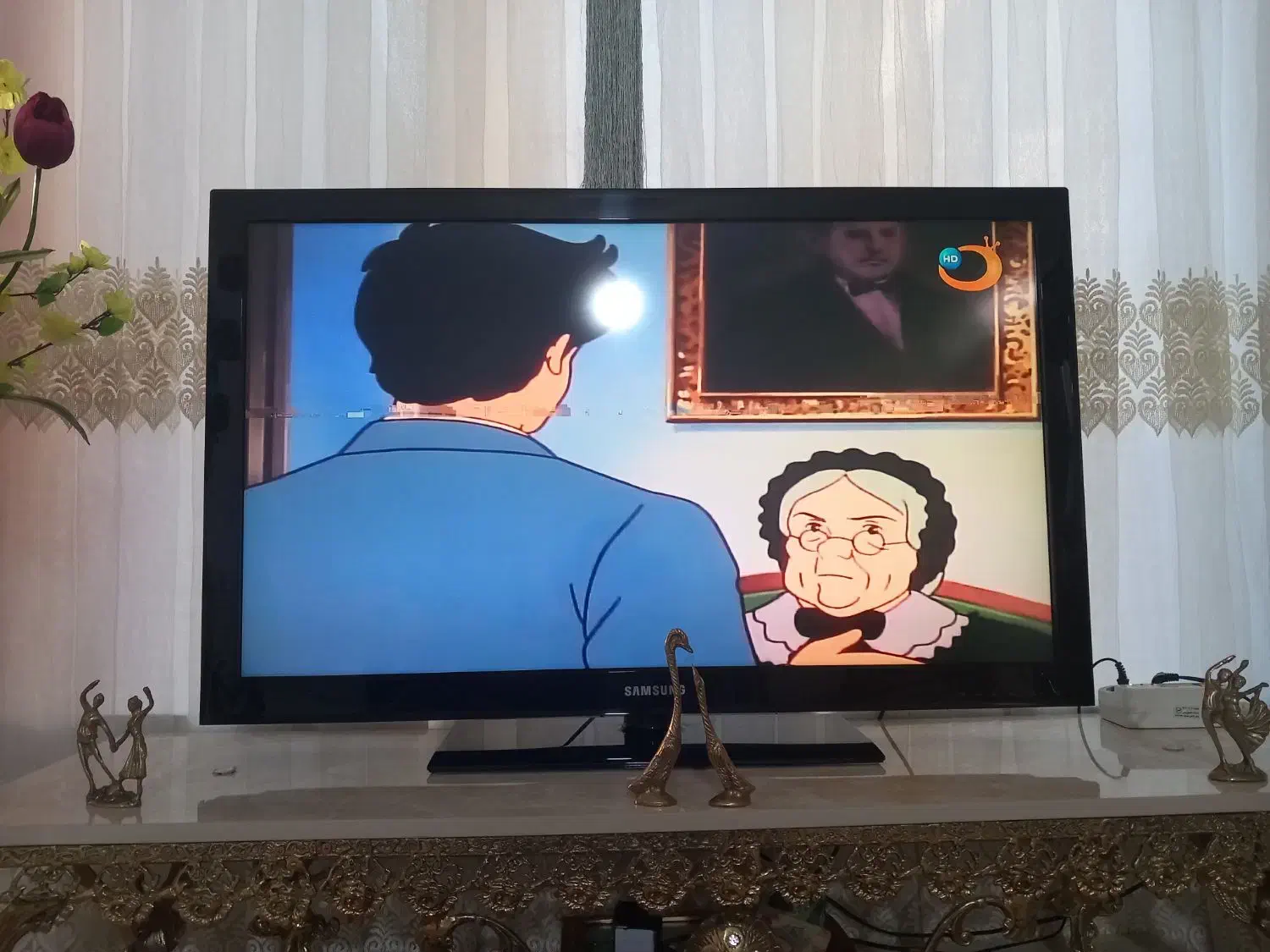 تلویزیون ۴۲سالم نونو|تلویزیون و پروژکتور|صحنه, |دیوار