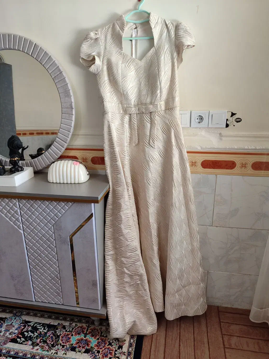 لباس مجلسی|لباس|هشتگرد, خور|دیوار