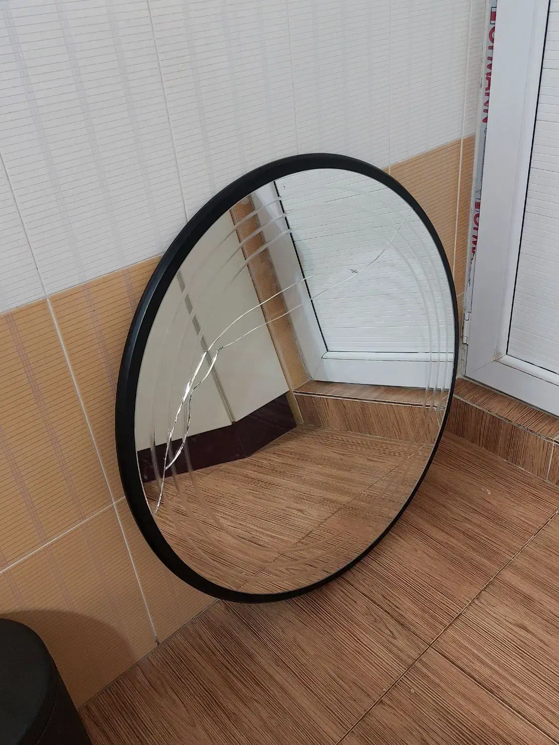 آینه|آینه|مشگین شهر, |دیوار