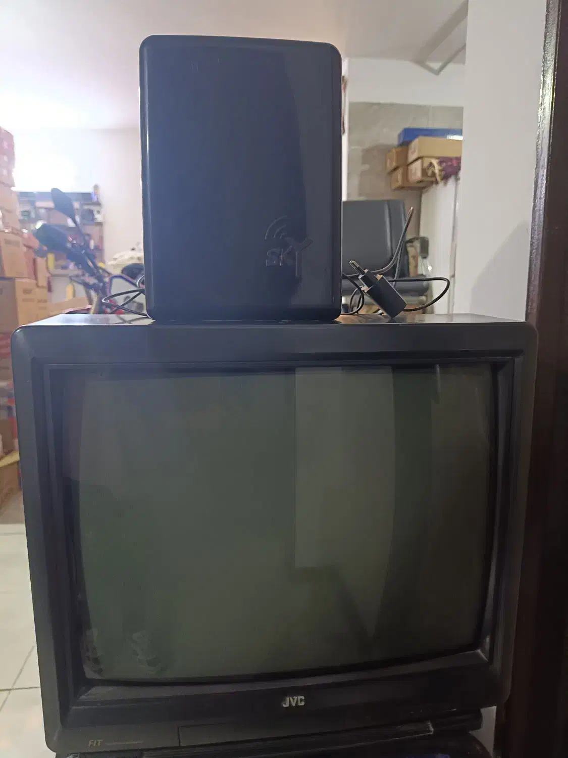 تلویزیون قدیمی با آنتن|تلویزیون و پروژکتور|پرند, فاز ۶|دیوار