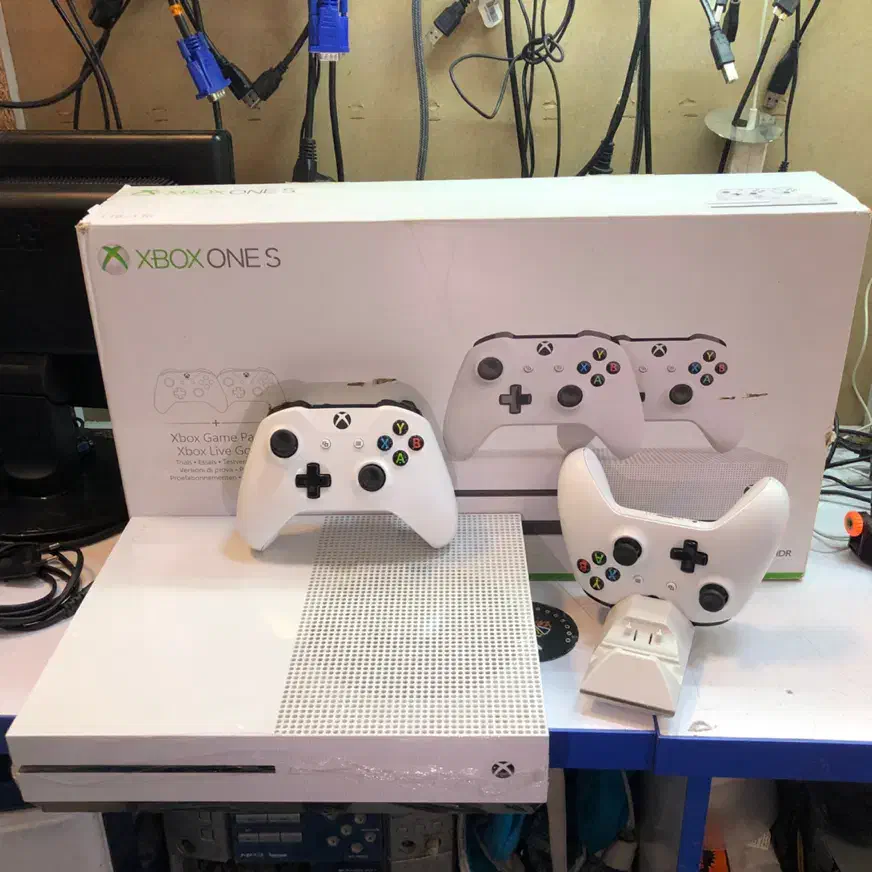 ایکس باکس وان اس XBOX One S دیسک خور 1 ترا 2 دسته|کنسول، بازی ویدئویی و آنلاین|مشهد, صیاد شیرازی|دیوار