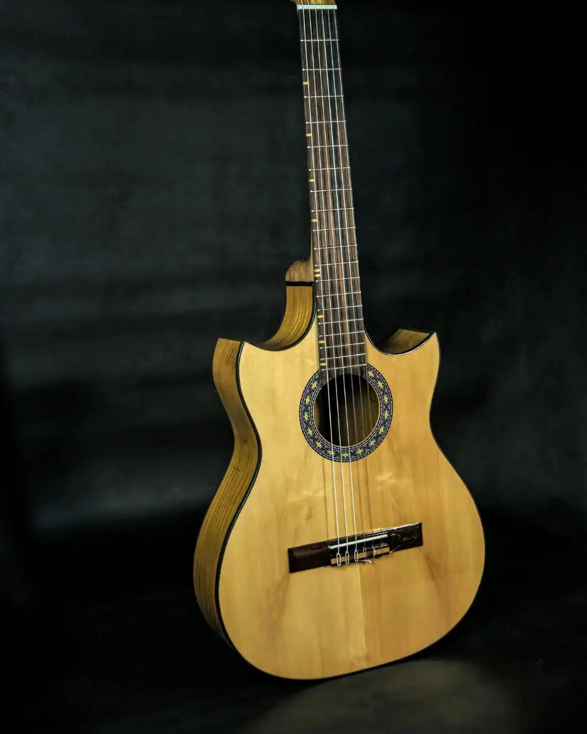 گیتار کلاسیک کنسرتی|گیتار، بیس، امپلیفایر|تهران, شیخ هادی|دیوار