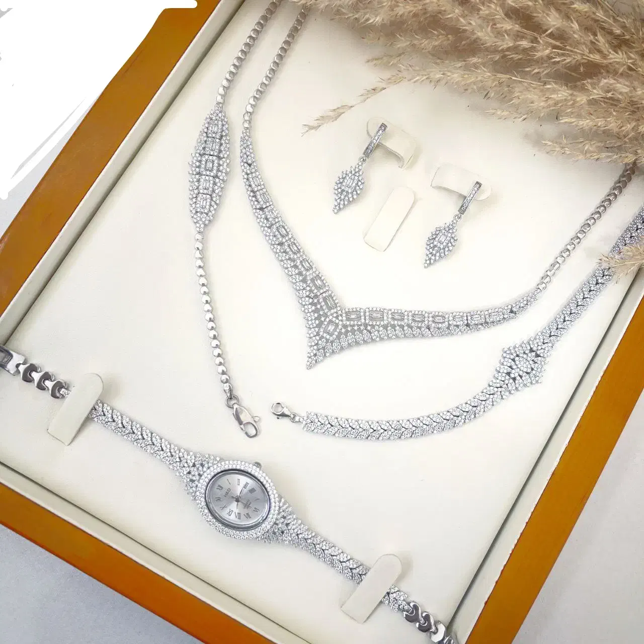 سرویس نقره روکش طلای سفید همراه ساعت نقره لوکس|بدلیجات|تبریز, |دیوار