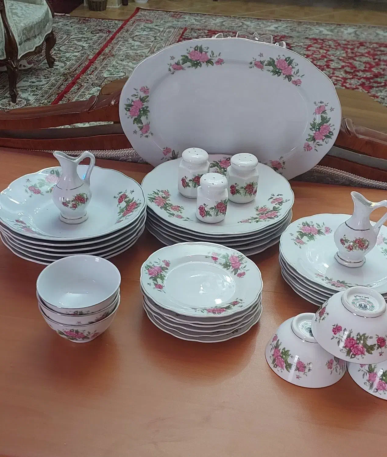 سرویس گلسرخی قدیمی|ظروف سرو و پذیرایی|گلبهار, شهر جدید گلبهار|دیوار