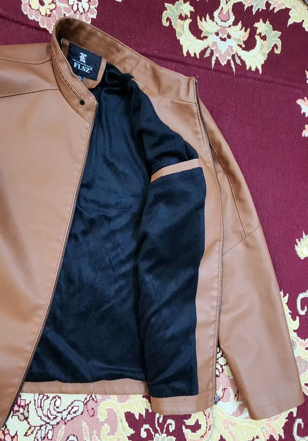 کاپشن چرمی|لباس|اهرم, |دیوار