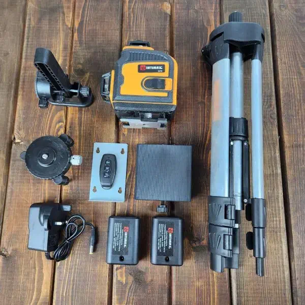 تراز لیزری 16 خط نورسبز اینتی مکس با لوازم کامل|ابزارآلات|نسیم‌شهر, |دیوار