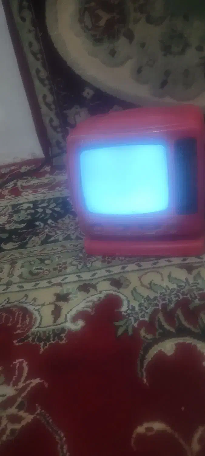 تلوزیون کوچک|تلویزیون و پروژکتور|صحنه, |دیوار