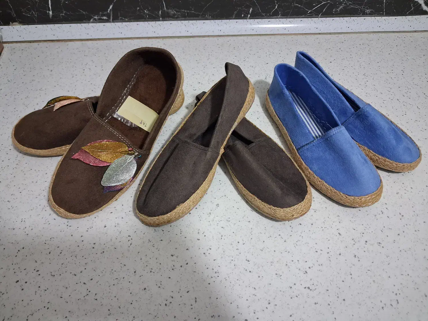 گیوه با رنگبندی جذاب|کیف، کفش، کمربند|ری, بی‌بی شهر بانو|دیوار