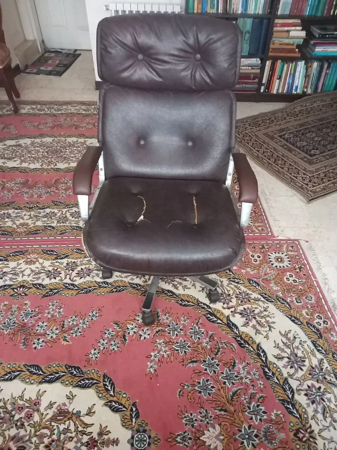 صندلی چرخ دار بزرگ قهوه ای کارکرده|صندلی و نیمکت|تهران, باغ فیض|دیوار