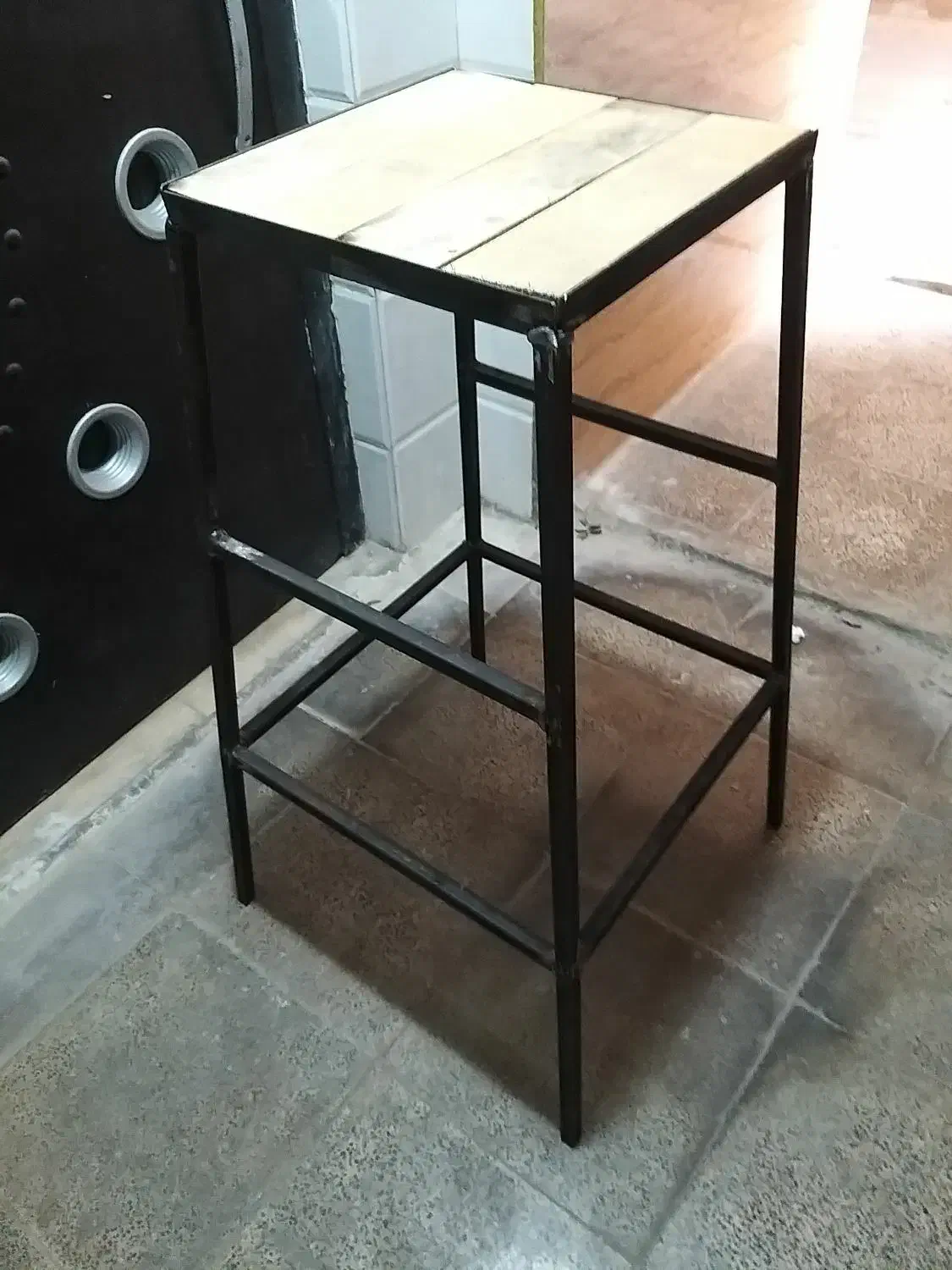 چهار پایه فلزی|صندلی و نیمکت|کرمانشاه, |دیوار