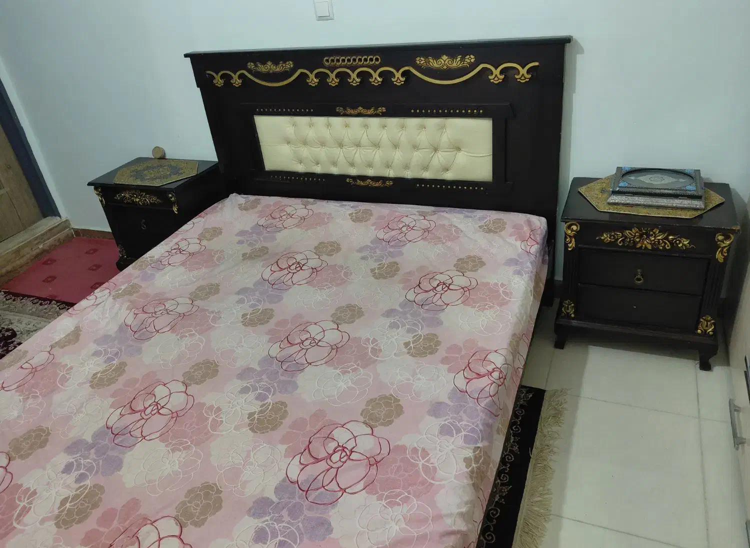 تخت دو نفره به همراه دراور و آینه و دو عدد پاتختی|تخت و سرویس خواب|نهاوند, |دیوار