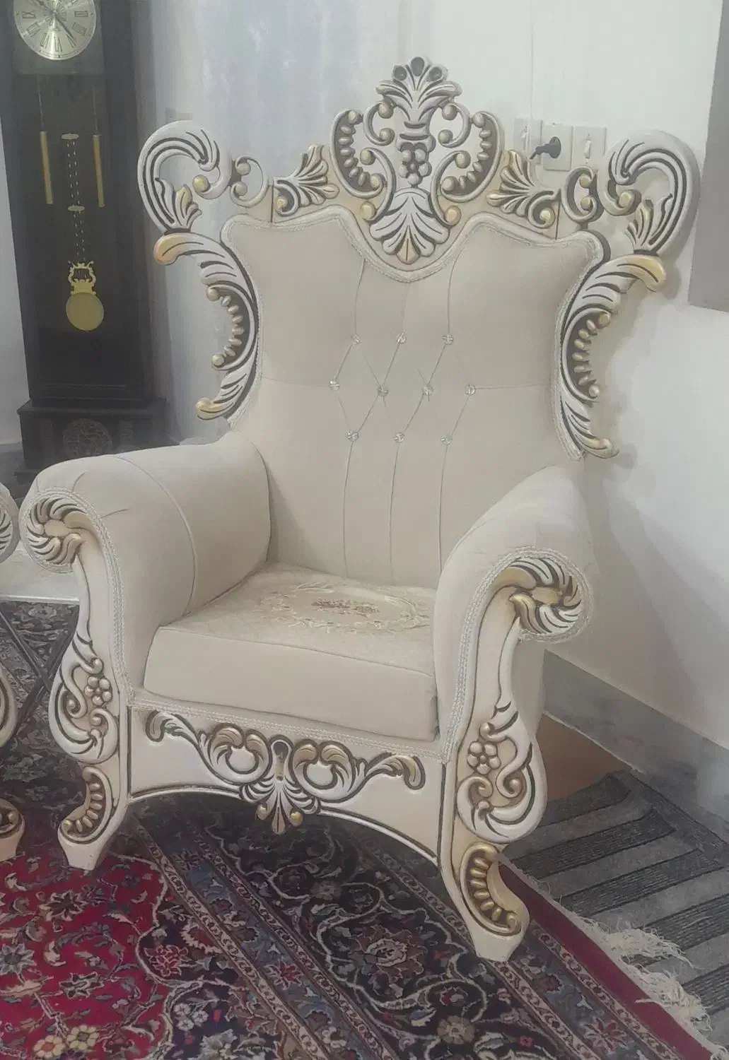 مبل هفت نفره سلطنتی تاج دار|مبلمان خانگی و میز عسلی|تربتحیدریه, کاشانی|دیوار