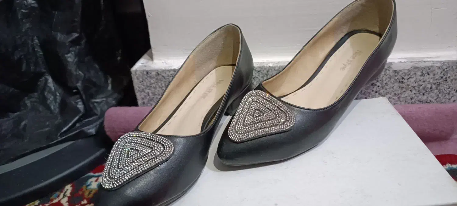 کفش طوسی باکیف دستی ۱۸۰۰۰۰۰کرم ومشکی هرکدام ۴۵۰۰۰۰|کیف، کفش، کمربند|اسدآباد, |دیوار