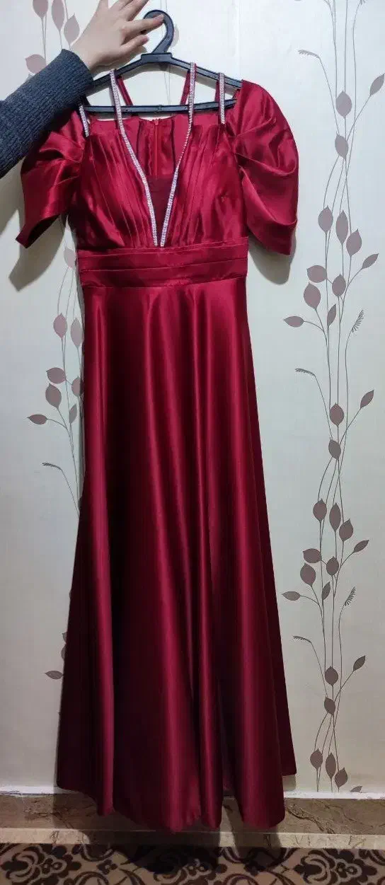 لباس مجلسی ساتن|لباس|لاهیجان, انقلاب|دیوار