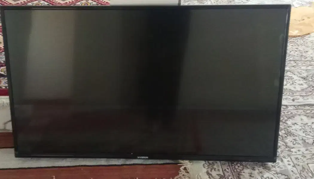 تلویزیون شکسته|تلویزیون و پروژکتور|زاغه, |دیوار