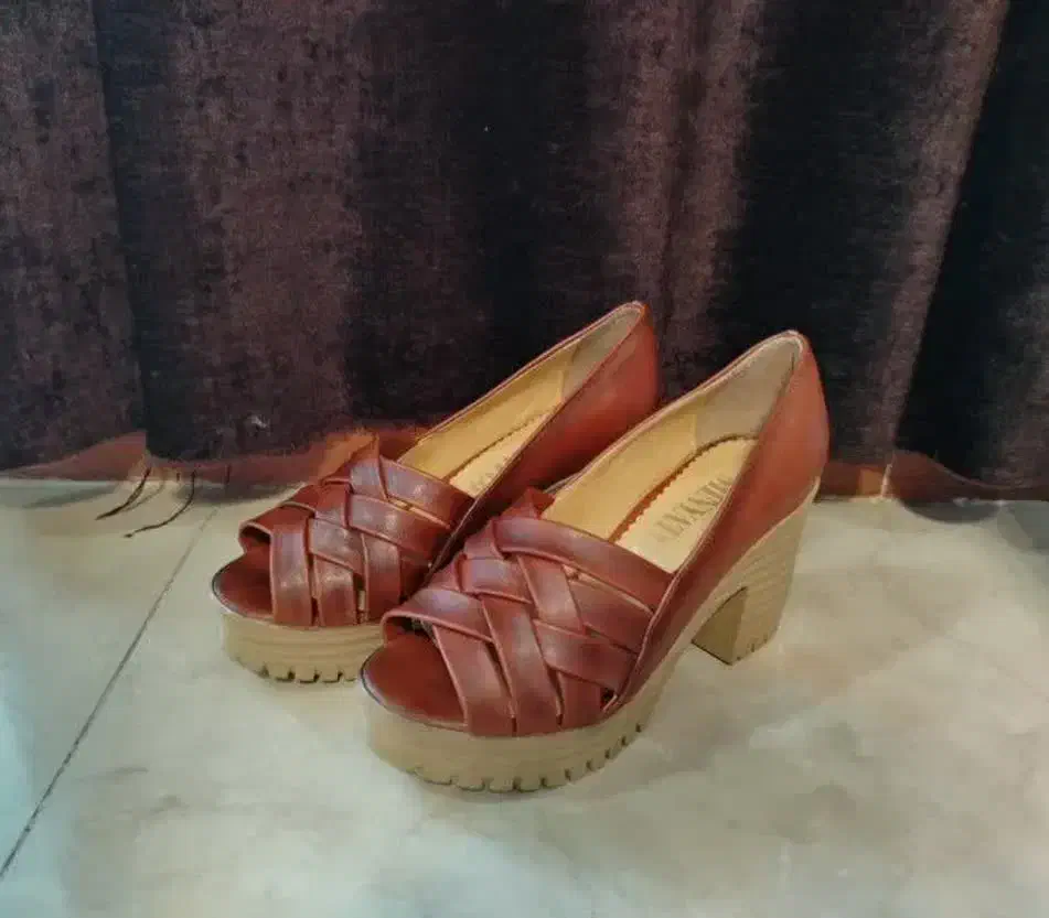 صندل|کیف، کفش، کمربند|فولادشهر, فولادشهر|دیوار