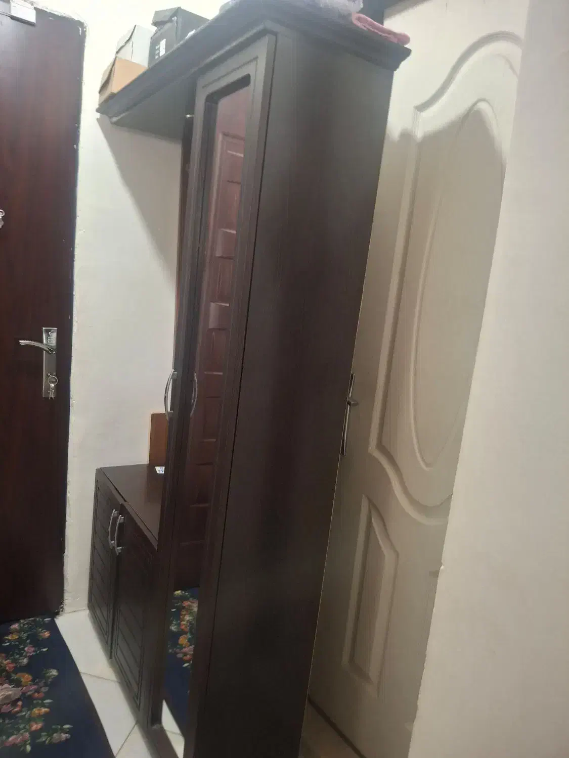 جاکفشی|جاکفشی، کمد، دراور|گلبهار, شهر جدید گلبهار|دیوار