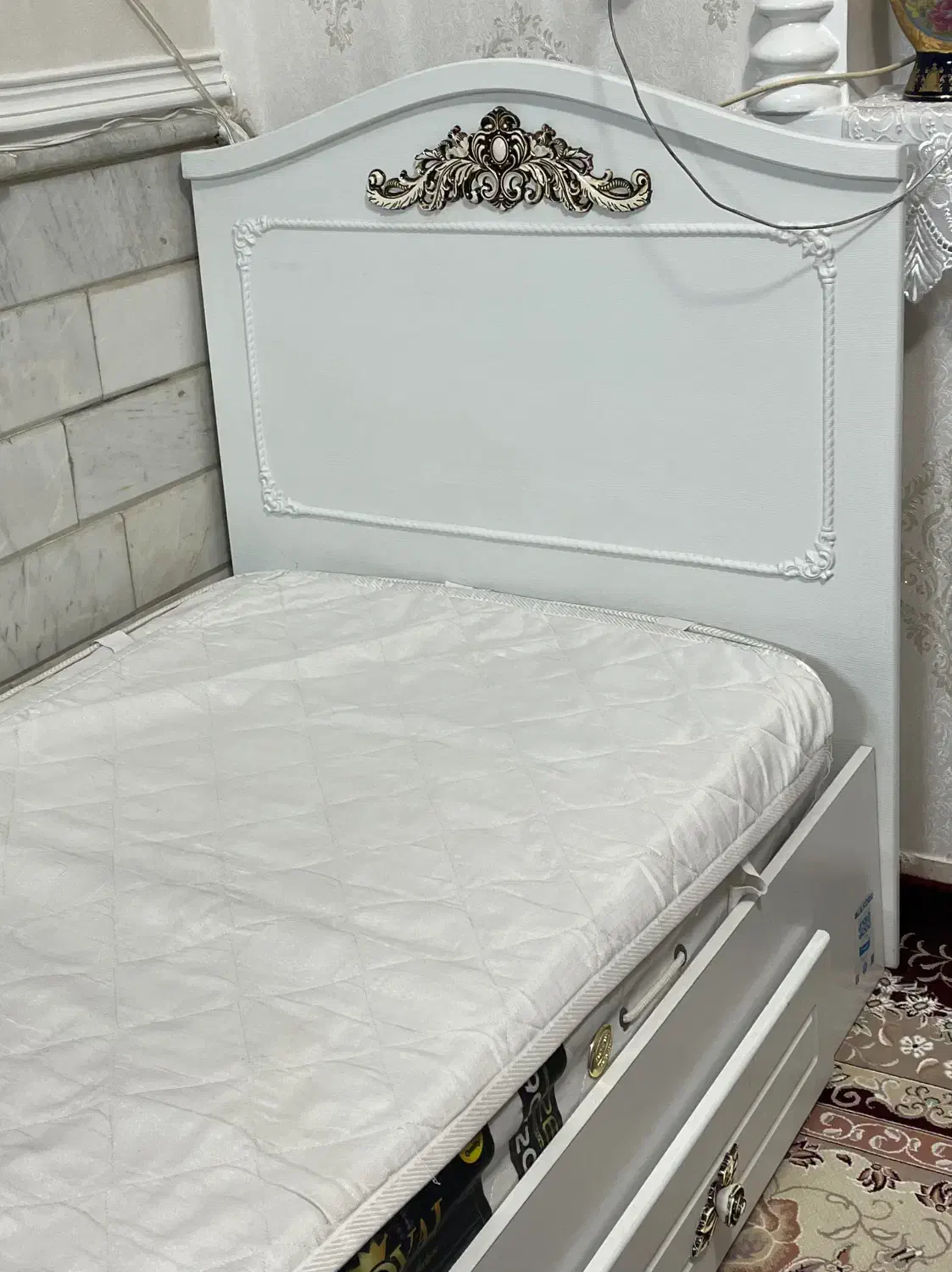 تخت خواب و تشک|تخت و سرویس خواب|قم, قلعه عموحسین|دیوار