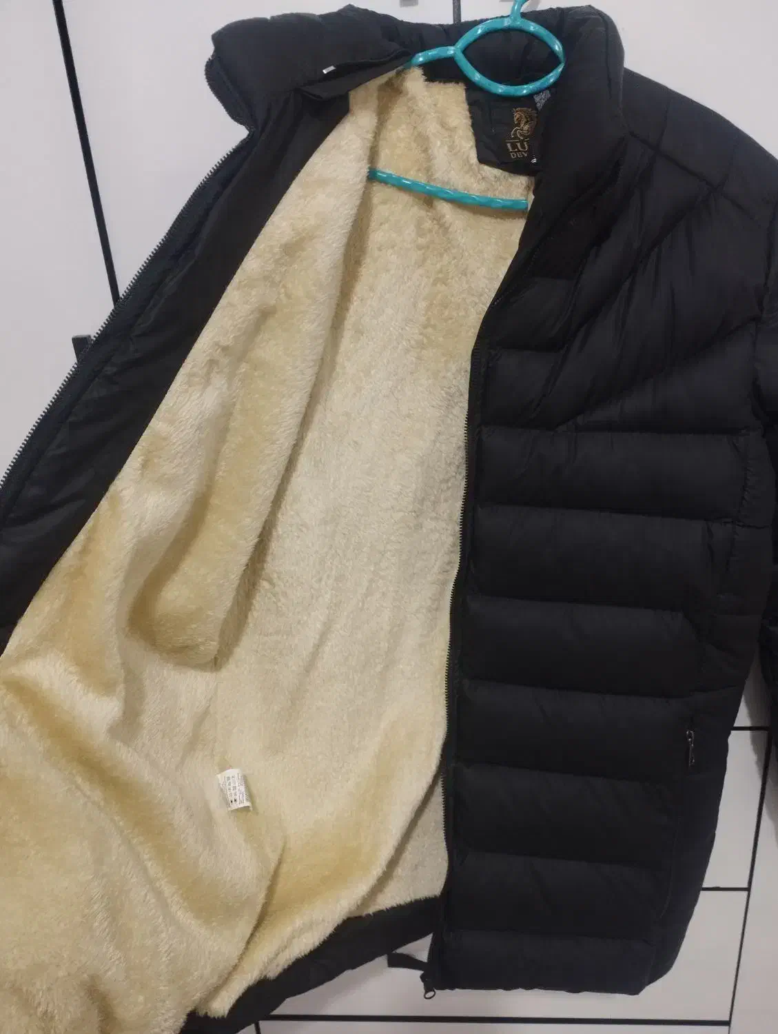 کاپشن|لباس|تهران, خاک سفید|دیوار