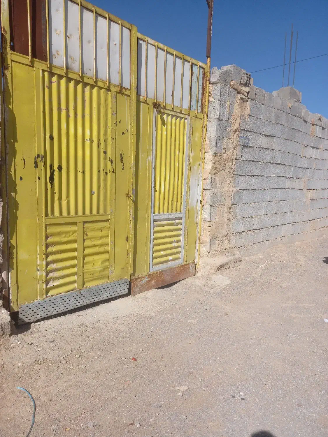 زمین کارگاهی ۲۳۰ متر ۱۱در۲۰ لب خیابان|فروش زمین و ملک کلنگی|شهرضا, |دیوار